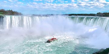 Horseshoe Falls with Niagara City Cruise boat at Niagara Falls basin
