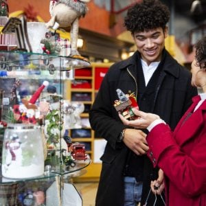 Canada Trading Christmas Shopping