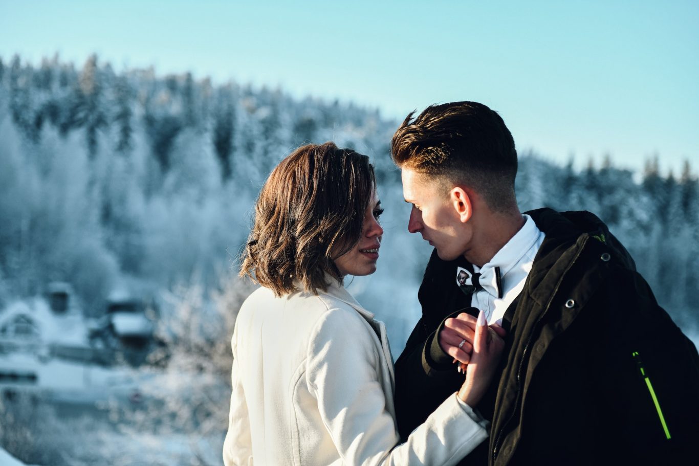 niagara falls winter romantic couple by water