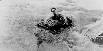 Houdini swims river in scene from The man from beyond