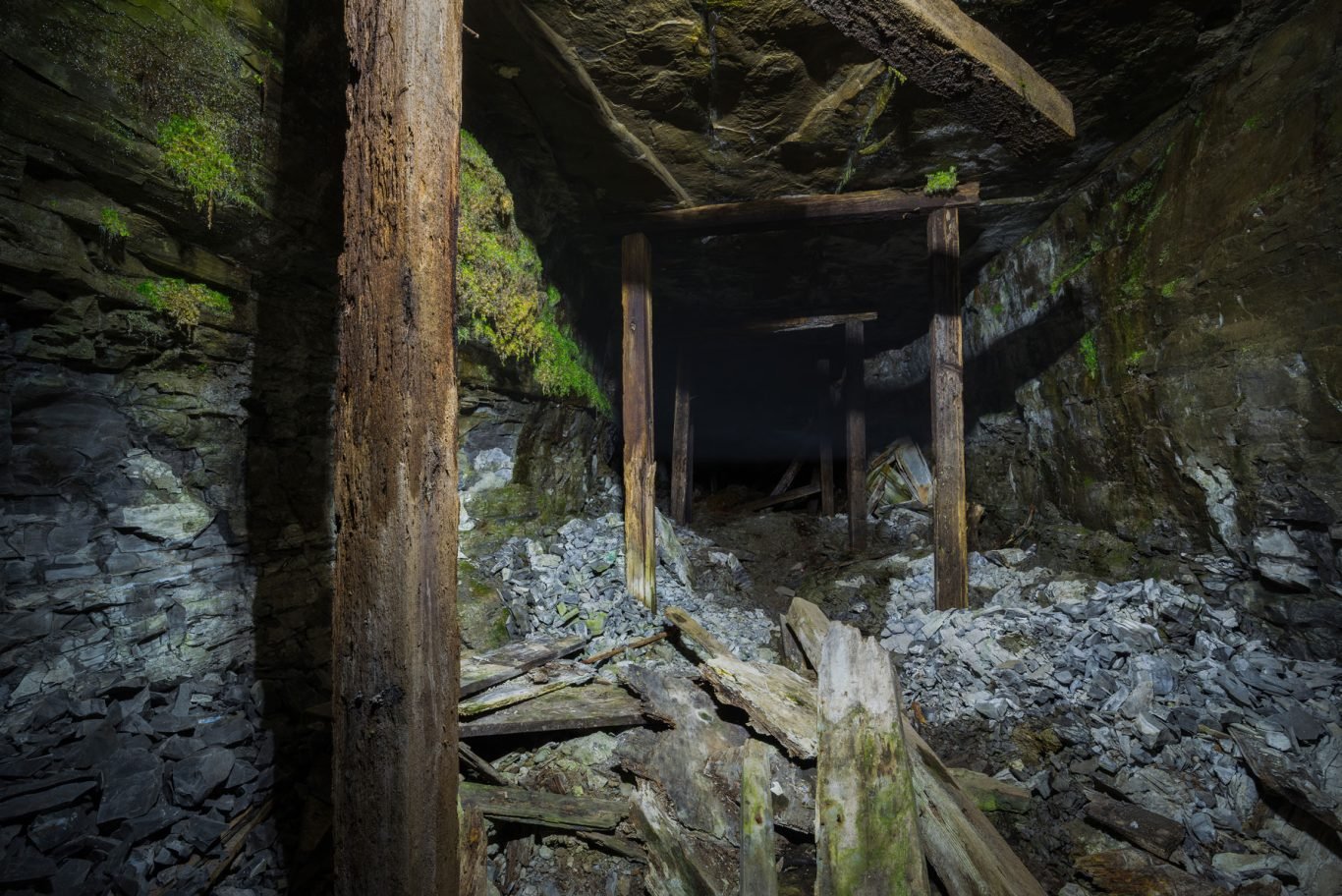 Abandoned tunnel behind Niagara Falls