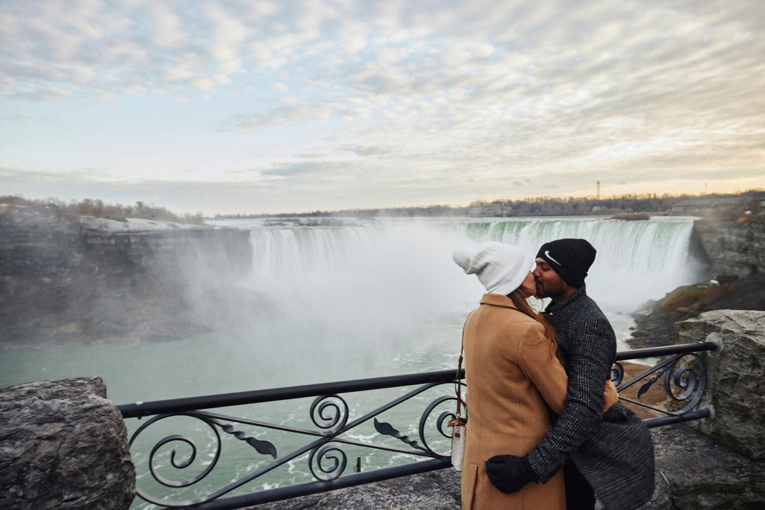 niagara falls winter romantic couple kissing