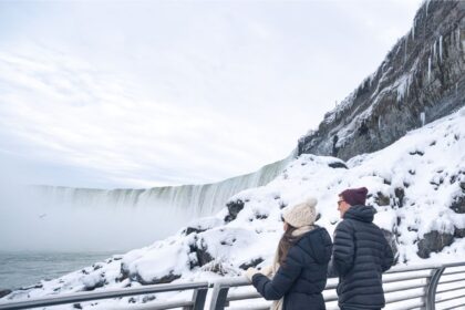 niagara falls winter couple