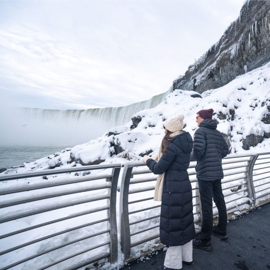 niagara falls winter couple