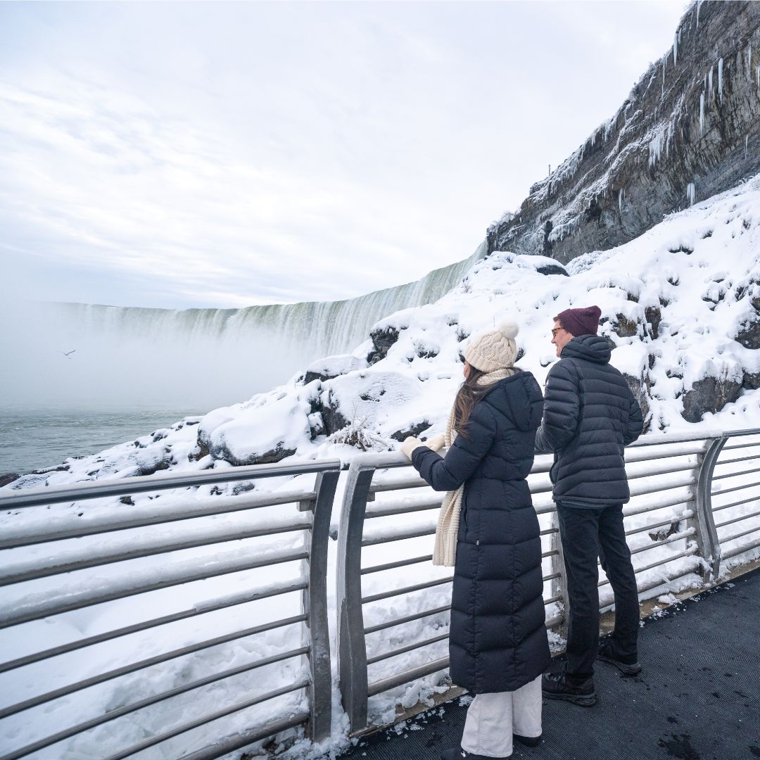 niagara falls winter couple