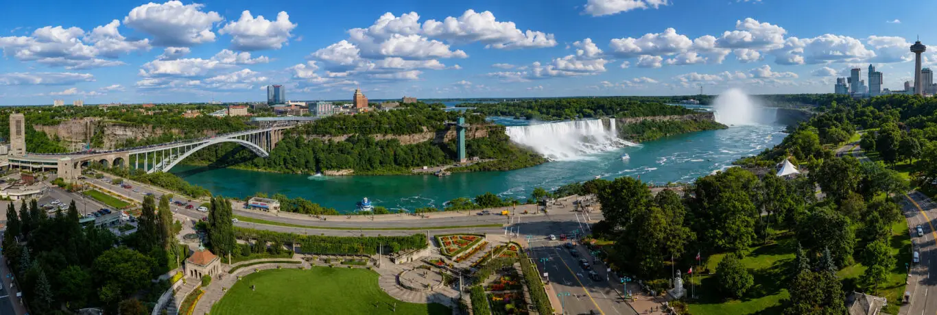 Niagara parkway panoramic photo spring season