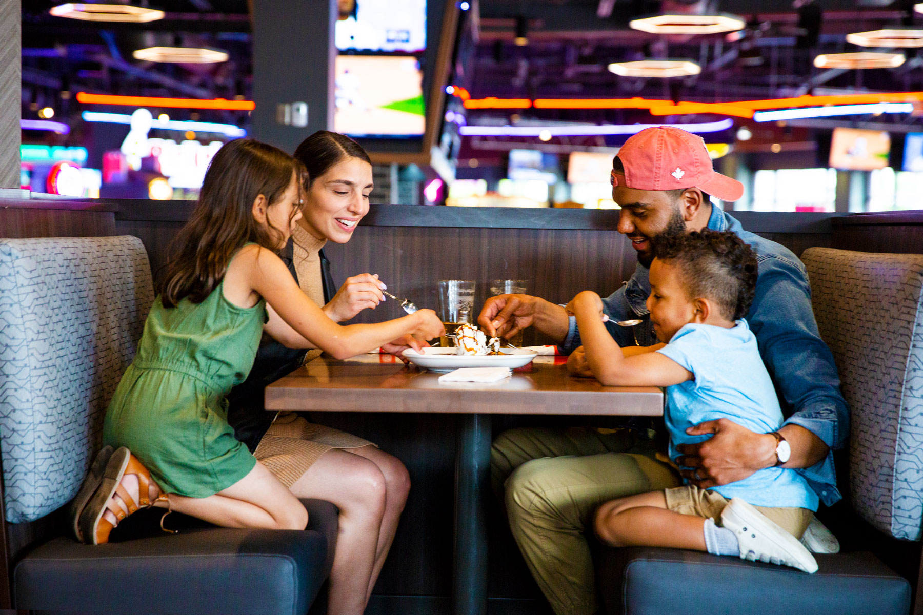 Family enjoying dinner at Boston Pizza booth