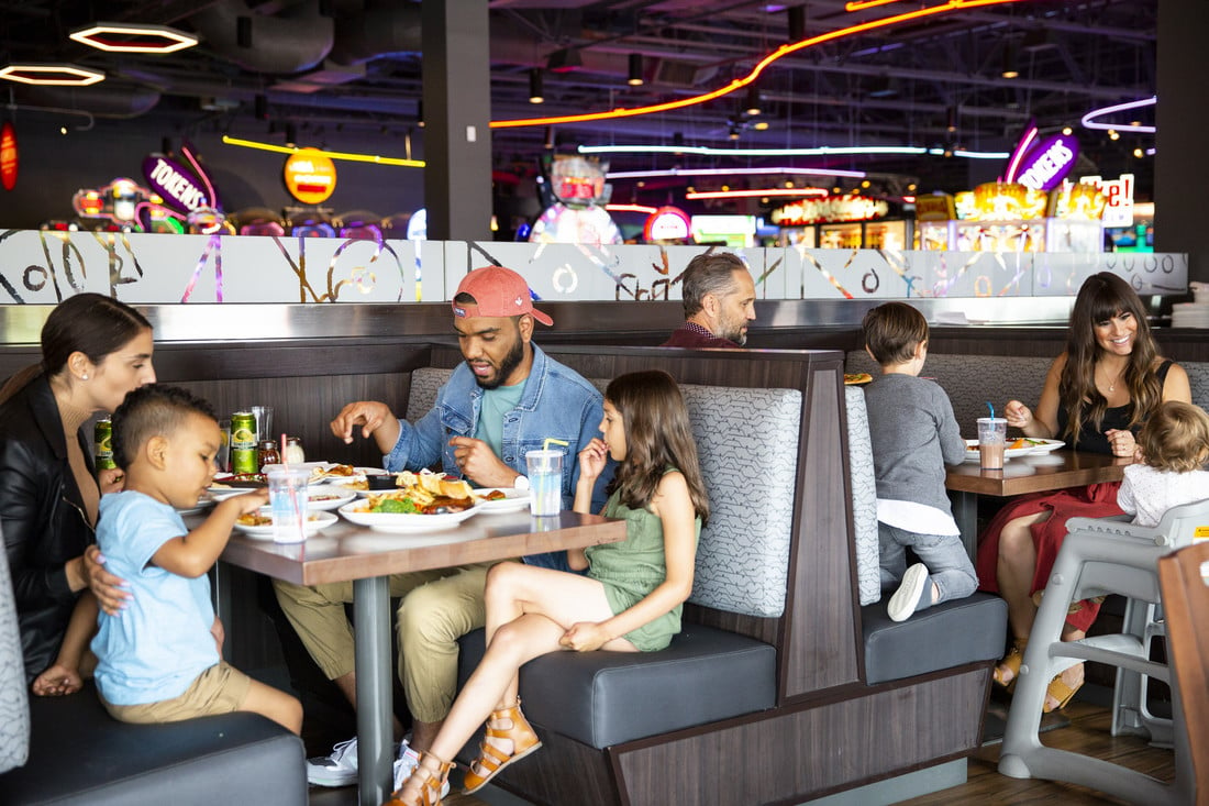 Boston Pizza Diners in Booths