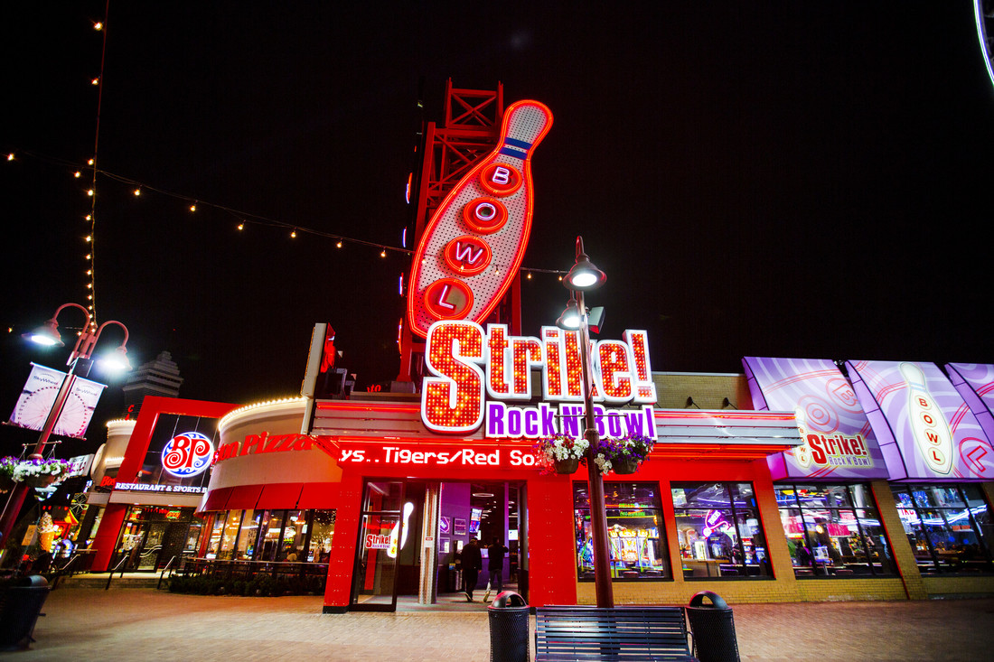 Boston Pizza Bowling Centre at Night