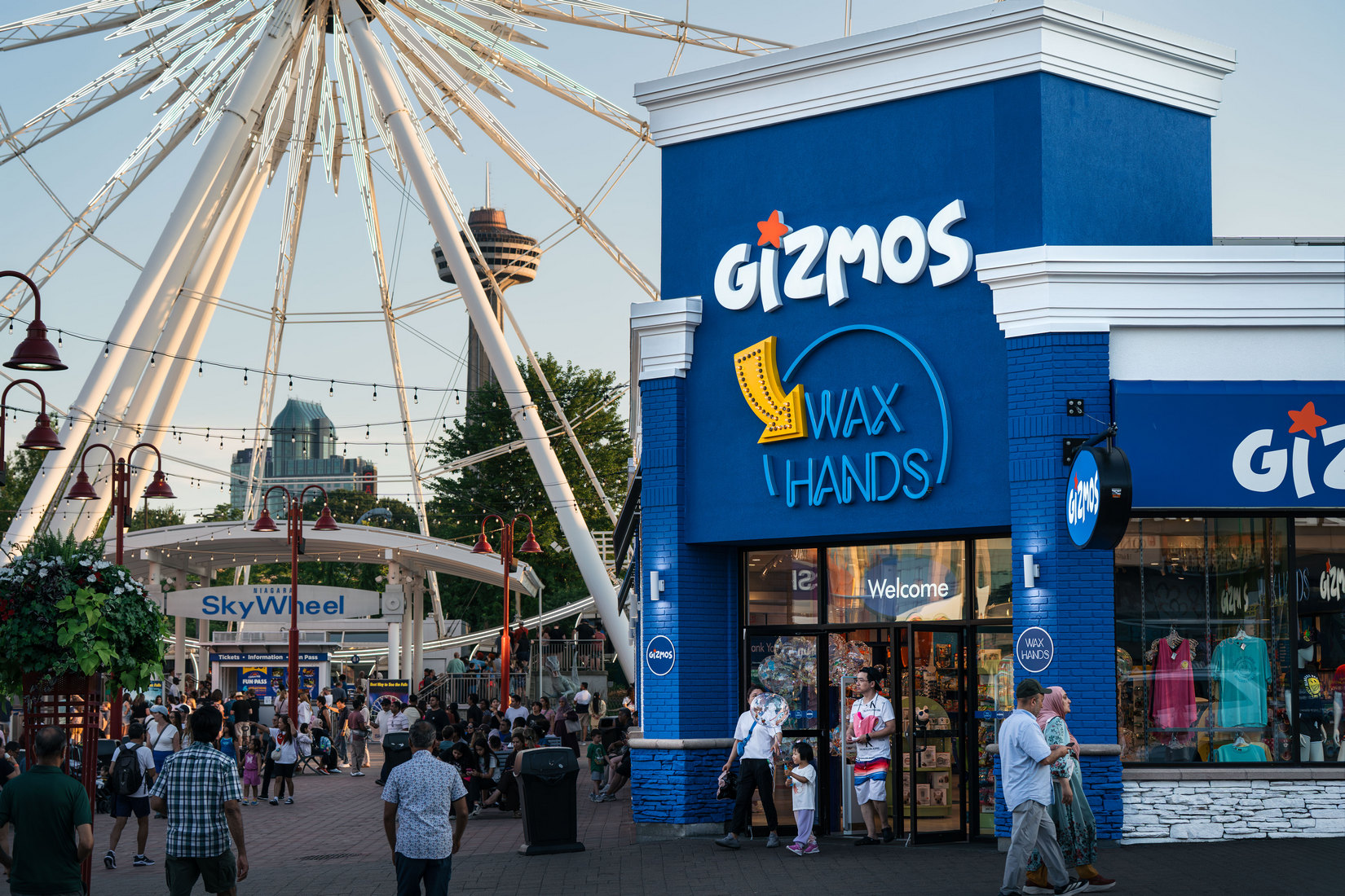 Gizmos Entranceway with Niagara SkyWheel and Skylon Tower in the background