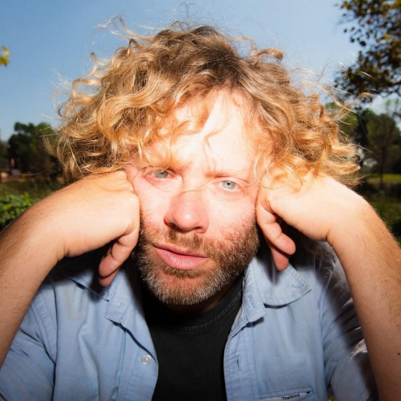 Benny Sings headshot