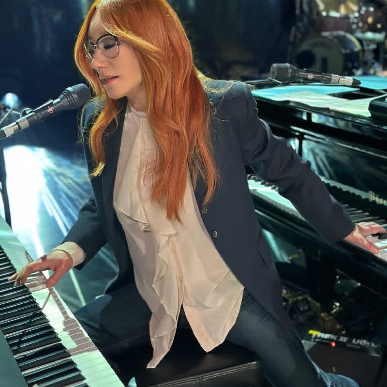 Tori Amos playing two pianos