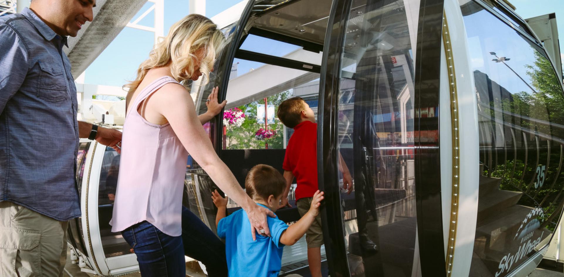 Niagara SkyWheel Family Boarding