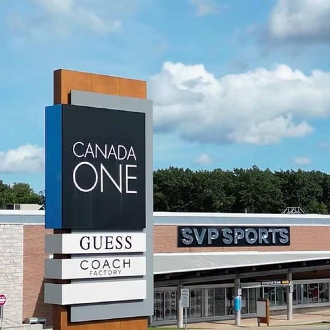 Canada One Outlets featuring SVP, Guess, Coach signage
