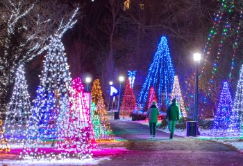 up_wfol_2019_s37_qvp_couple_walkiing 1 (Niagara Falls Tourism).2c9