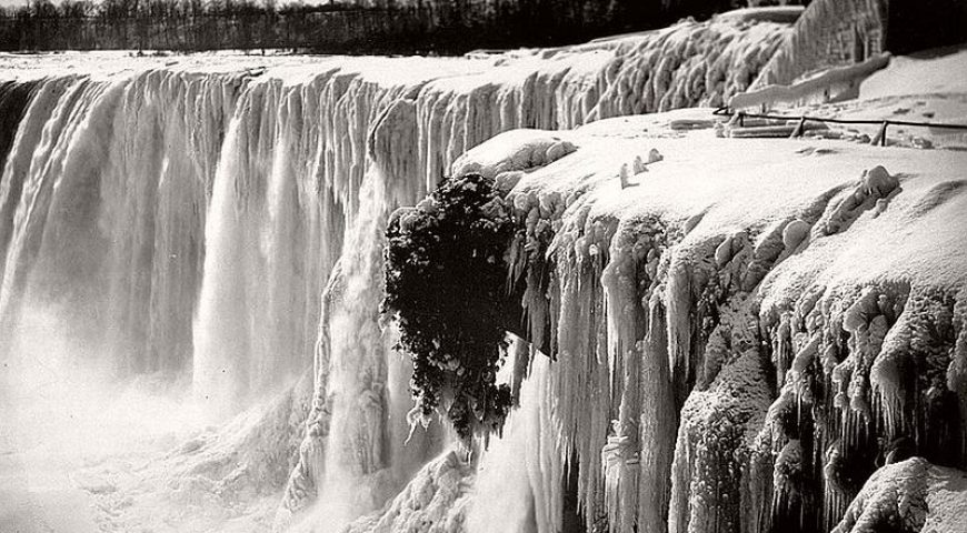 vintage-niagara-falls-during-winter3